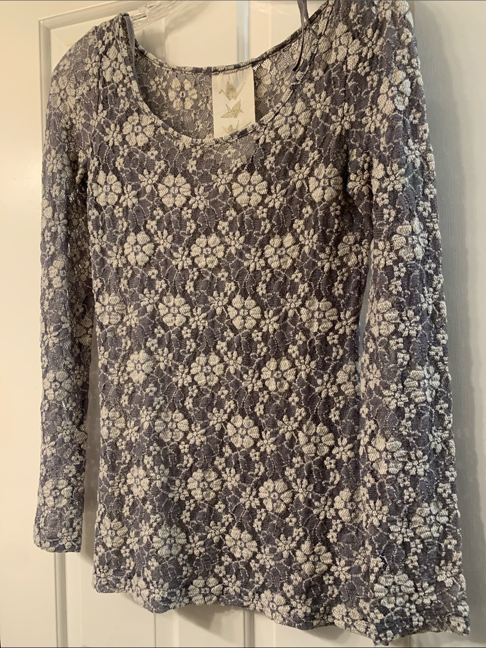 Floral Lace Long-Sleeve Scoop Neck Top in Gray and Cream XS